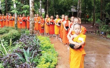 Lào: 200 thanh thiếu niên về chùa làm tu sĩ 15 ngày